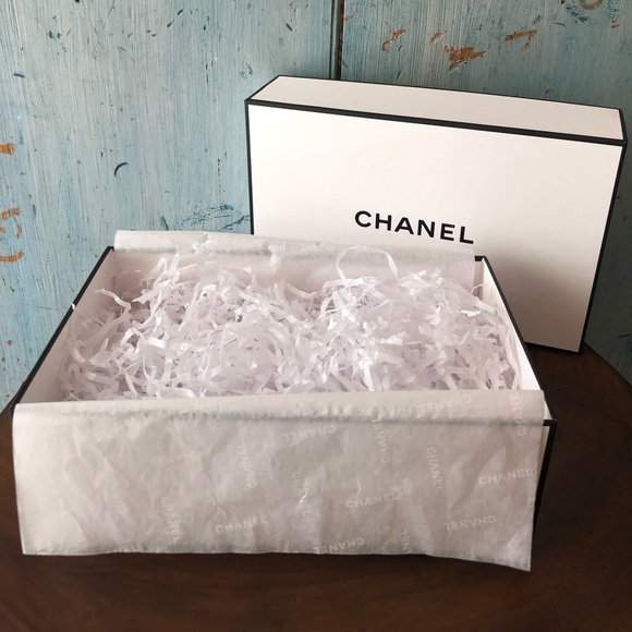 Bundle - CHANEL gift box & tote bag, plus black Chanel envelope for note or card - Picture 9 of 11